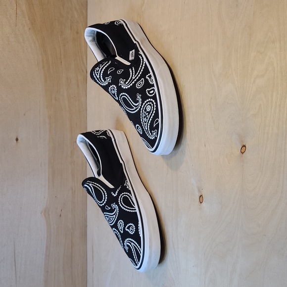 Vans Classic Slip-On Peace Paisley Black Sneakers - Picture 4 of 10